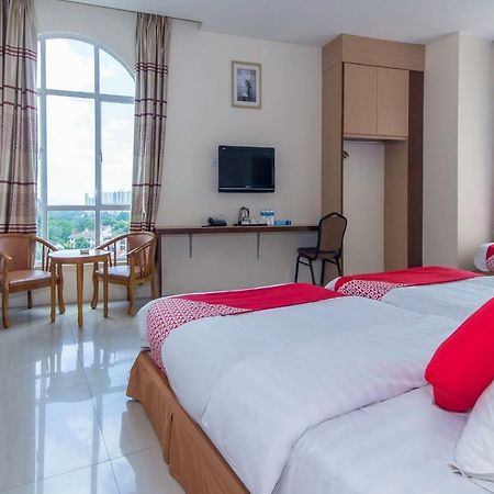 Oyo 776 Fame Hotel Серембан Екстер'єр фото