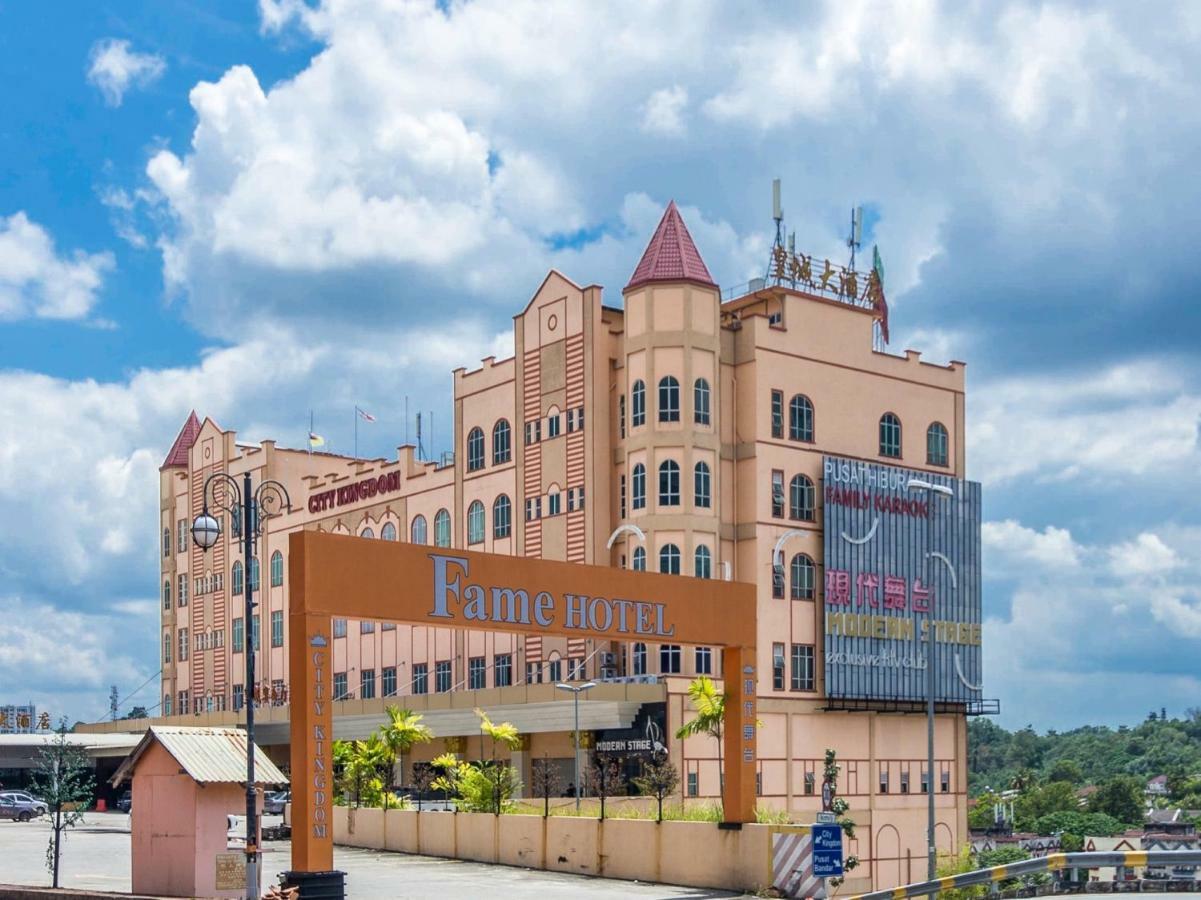 Oyo 776 Fame Hotel Серембан Екстер'єр фото