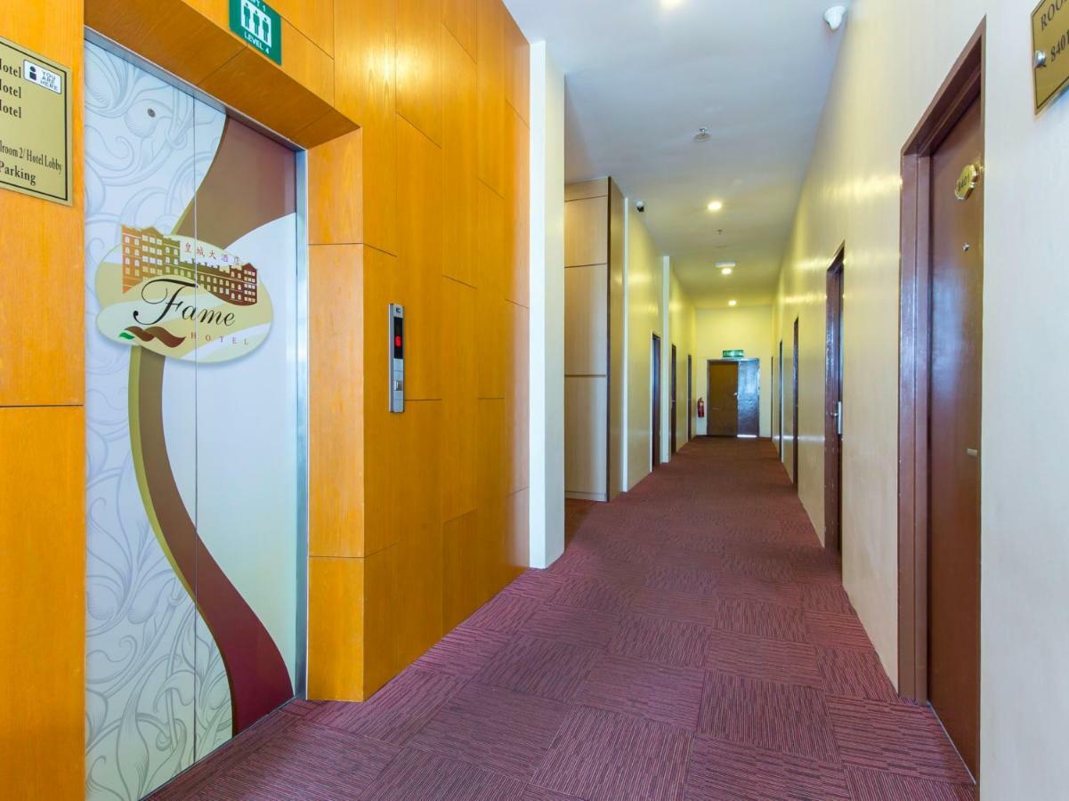 Oyo 776 Fame Hotel Серембан Екстер'єр фото