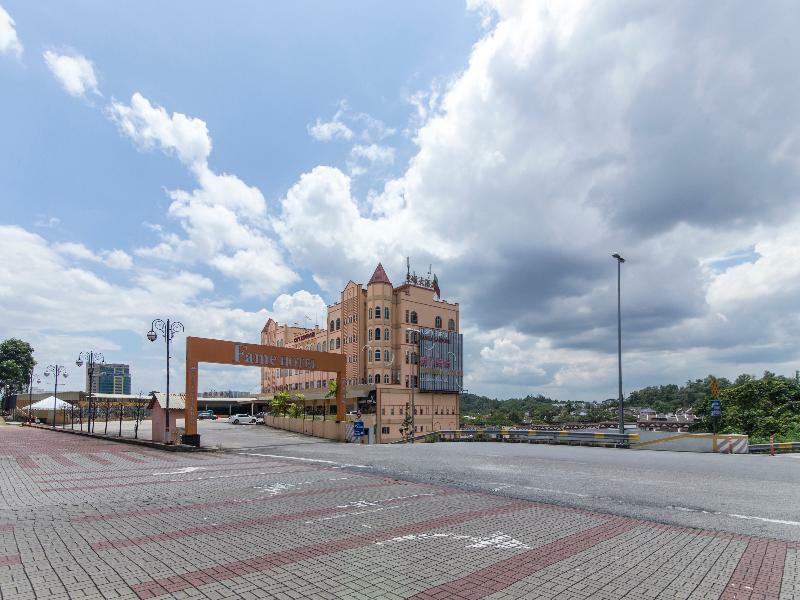 Oyo 776 Fame Hotel Серембан Екстер'єр фото